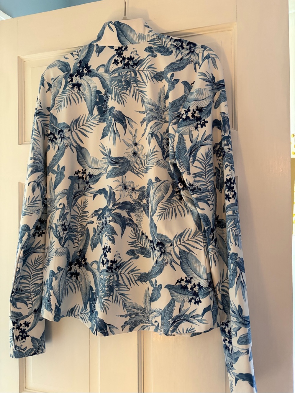 Tommy Bahama White Jacket with Blue Tropical Print - Picture 2 of 6